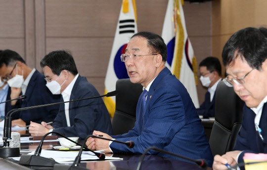 홍남기 경제부총리 겸 기획재정부 장관이 10일 오후 정부세종청사에서 열린 기획재정부 확대간부회의에서 발언하고 있다. <기획재정부 제공>